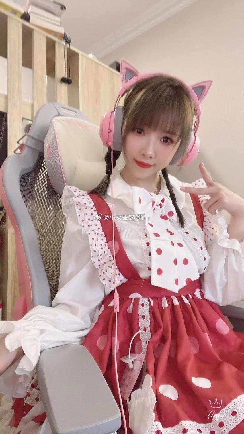 小女巫露娜 小女巫露娜写真电子版:奢华美感与前卫科技的完美结合